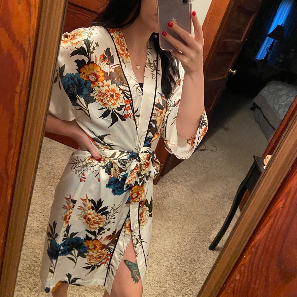 F21 Floral Satin Kimono/Robe